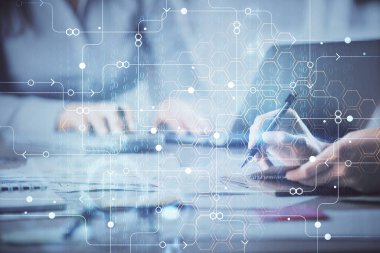 Bilgisayar ve veri temalı hologram çizimlerinde çalışan kadın elleri çift pozlama. Teknoloji kavramı.