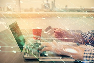 Elinde kredi kartı ve veri teması çizimi olan bir adamın ellerine iki kez maruz kalmış. E-ticaret ve teknoloji kavramı.