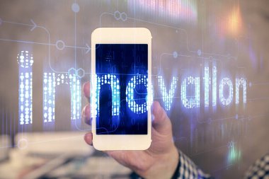 Bir adamın elini tutarken ve dijital bir cihaz ve veri temalı hologram çizimi kullanırken çift pozlama. Teknoloji konsepti.