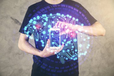 Bir adamın elini tutarken ve dijital bir cihaz ve beyin hologramı çizerken çift pozlama. Veri kavramı.