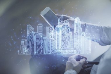 Dijital bir cihaz ve şehir çizimi kullanarak insanın ellerini tutarken çift pozlama.