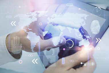 Dijital bir cihaz ve harita kullanarak insanın elini tutarken birden fazla pozlama. Uluslararası iş kavramı.