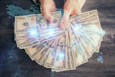 Sosyal ağ temasının çoklu pozlandırılması hologram, Amerikan dolarları ve insan eli.