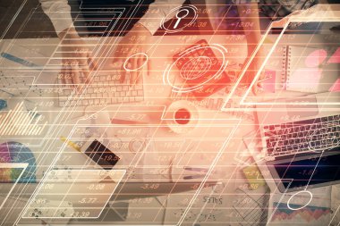 Kadın ve erkeğin birlikte çalışması ve veri temalı hologram çizimi. Bilgisayar arkaplanı. Üst Görünüm.