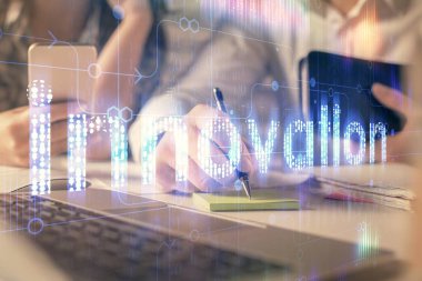 Kadın ve erkeğin birlikte çalışması ve teknoloji temasının hologramı çekmesi. Büyük veri konsepti. Bilgisayar arkaplanı.