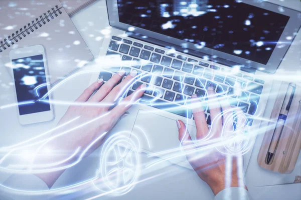 从事计算机和汽车全息图绘制的妇女双手的双重曝光 顶视图 自动驾驶概念 — 图库照片