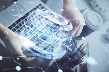 Bilgisayar ve veri temalı hologram çizimleri üzerinde çalışan kadın ellerine çok fazla maruz kalma. Teknoloji kavramı.