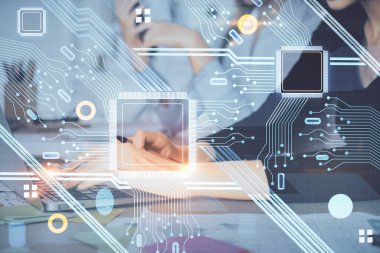 Bilgisayar ve veri temalı hologram çizimleri üzerinde çalışan kadın ellerine çok fazla maruz kalma. Teknoloji kavramı.