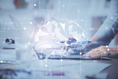 Bilgisayar ve beyin hologramı çizimleri üzerinde çalışan çok sayıda kadın eli var. Ai kavramı.