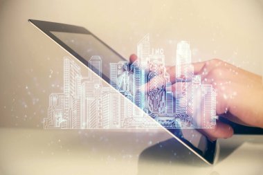 Dijital bir cihaz ve şehir çizimi kullanarak insanın ellerini tutarken çift pozlama.