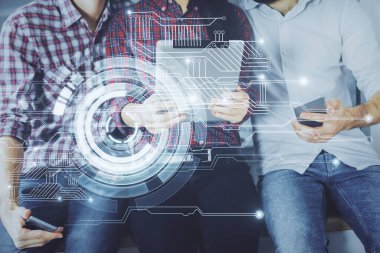 Veri temalı hologram çizimine çifte maruz kalma ve birlikte çalışan erkek ve kadın mobil bir cihaz kullanıyor..