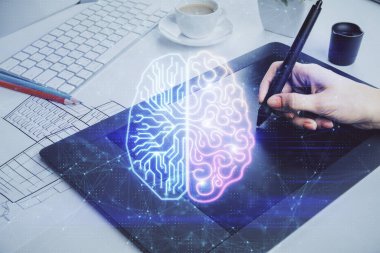 Beyin çizimine çift pozlama ve cep telefonu kullanan kadın hologramı..