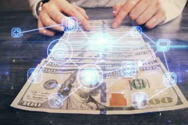 Sosyal ağ temasının çoklu pozlandırılması hologram, Amerikan dolarları ve insan eli.