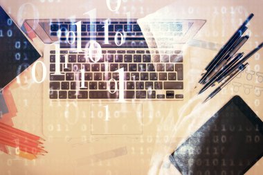 Bilgisayarlı çalışma masası arkaplanının üst görüntüsü üzerinde hologram çizimi yapılan çok sayıdaki veriye maruz kalma. Teknoloji kavramı.