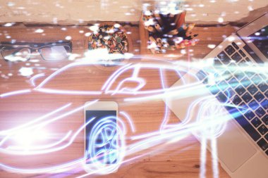 Otomotiv teknolojisi temalı çizimler telefon ile masaya konur. Üst Manzara. Otomatik pilot kavramı.