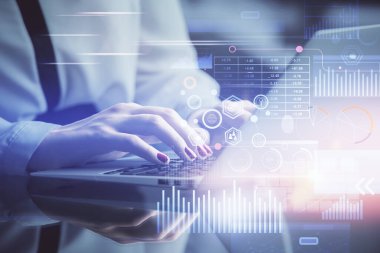 Bilgisayar ve veri temalı hologram çizimleri üzerinde çalışan kadın ellerine çok fazla maruz kalma. Teknoloji kavramı.