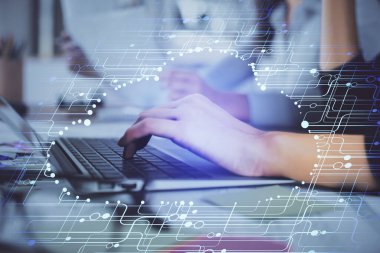 Bilgisayar ve veri temalı hologram çizimleri üzerinde çalışan kadın ellerine çok fazla maruz kalma. Teknoloji kavramı.