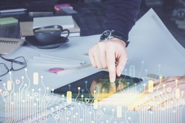 Bir adamın elini tutarken ve dijital bir cihaz ve veri temalı çizim kullanırken çift pozlama. Teknoloji konsepti.