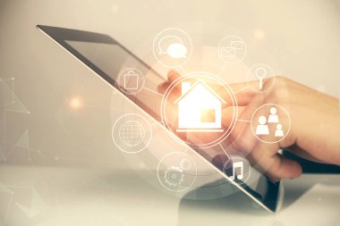 Dijital bir cihaz ve şehir çizimi kullanarak insanın ellerini tutarken çift pozlama.