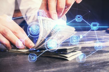 Sosyal ağ temasının çoklu pozlandırılması hologram, Amerikan dolarları ve insan eli.