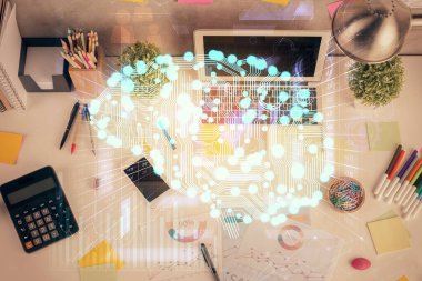 Üst görünüm çalışma masası arka planında bilgisayarla beynin hologramına çoklu pozlama. Büyük veri kavramı.