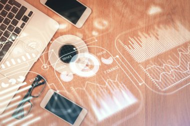 Teknoloji temalı çizimlerin çoklu pozu telefon ile masanın üzerinde. Üst Manzara. Yüksek teknoloji kavramı.