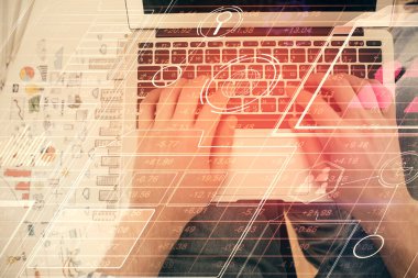 İnsan elinin bilgisayar klavyesi ve veri temalı hologram çiziminin üzerine yazarken çoklu pozlama. Üst Manzara. Teknoloji konsepti.