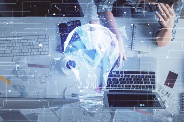 Kadın ve erkeğin birlikte çalışırken ve ampul çekerken çift pozlama. Bilgisayar arkaplanı. Üst Manzara. Fikir kavramı.