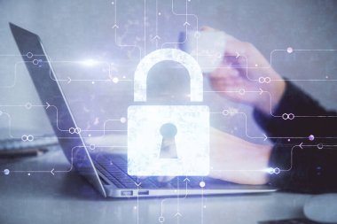 Bilgisayarda çalışan ve hologram çizimlerini kilitleyen kadın elleri çift pozlama. Güvenlik kavramı.