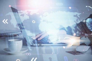 Bilgisayar ve dünya haritası çizimleri üzerinde çalışan kadın elleri çift pozlama. Uluslararası teknoloji sektörü konsepti.