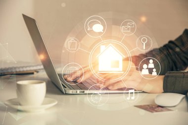 Bilgisayarda yazı yazan kadın elleri ve çizim yapan binalar. Akıllı şehir konsepti.