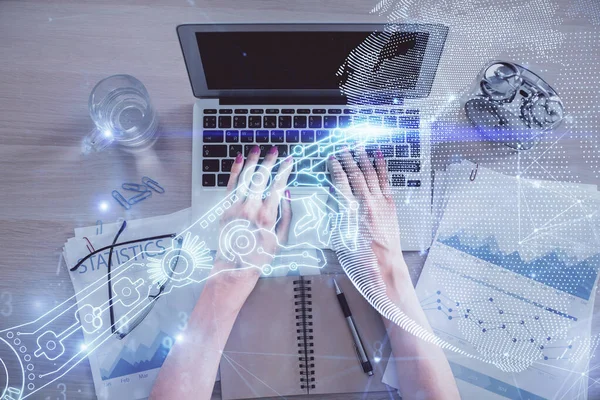 Bilgisayar ve teknoloji temalı hologram çizimlerinde çalışan kadın elleri çift pozlama. Üst Manzara. Teknoloji konsepti.