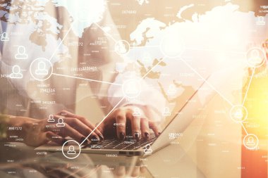 Kadın elinin bilgisayar ve sosyal ağ temalı hologram çizimlerinde çifte pozlama. Halk medyası kavramı.