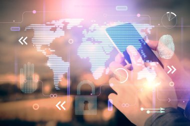 Dijital bir cihaz ve harita kullanarak insanın elini tutarken birden fazla pozlama. Uluslararası iş kavramı.