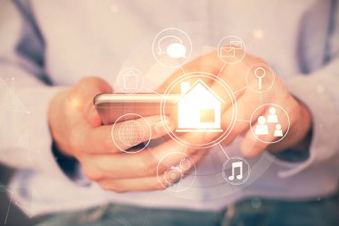 Dijital bir cihaz ve şehir çizimi kullanarak insanın ellerini tutarken çift pozlama.