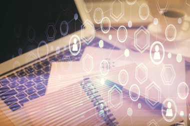 Masa arkasında kahve ve eşyalar olan sosyal ağ çizimine ve masaüstüne çift pozlama. Uluslararası bağlantı kavramı.