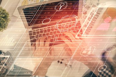 İnsan elinin bilgisayar klavyesi ve veri temalı hologram çiziminin üzerine yazarken çoklu pozlama. Üst Manzara. Teknoloji konsepti.