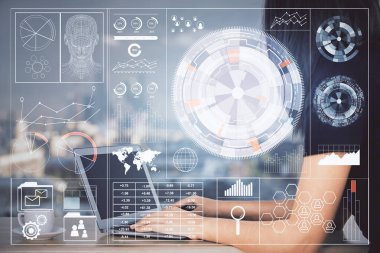 Bilgisayar ve veri temalı hologram çizimleri üzerinde çalışan kadın ellerine çok fazla maruz kalma. Teknoloji kavramı.