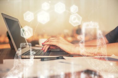 Bilgisayar ve teknoloji temalı çizimlerde kadın elinin çifte pozlanması. Yüksek Teknoloji kavramı.