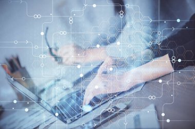 Bilgisayar ve veri temalı hologram çizimlerinde çalışan kadın elleri çift pozlama. Teknoloji kavramı.