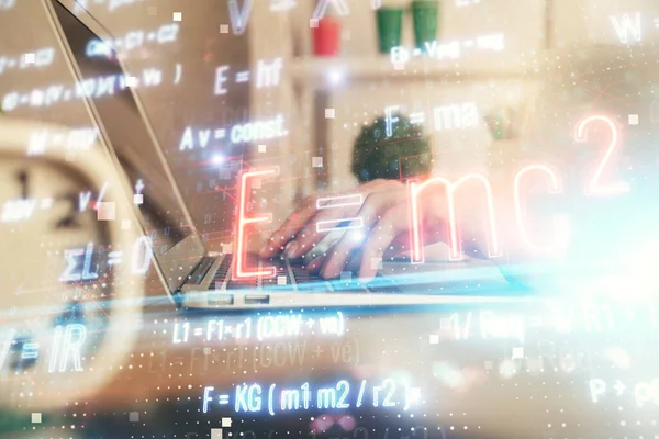 Doble Exposición Las Manos Mujer Escribiendo Computadora Fórmula Holograma Dibujo —  Fotos de Stock