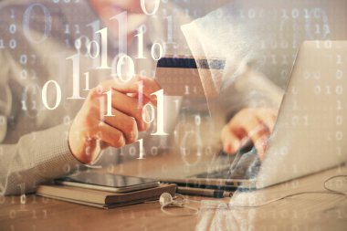 Elinde kredi kartı ve veri teması çizimi olan bir adamın ellerine iki kez maruz kalmış. E-ticaret ve teknoloji kavramı.