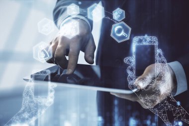 Dijital bir cihaz ve teknoloji temalı hologram çizimi kullanarak insanın elini tutarken çift pozlama. Teknoloji konsepti.