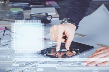 Bir adamın elini tutarken ve dijital bir cihaz ve veri temalı çizim kullanırken çift pozlama. Teknoloji konsepti.