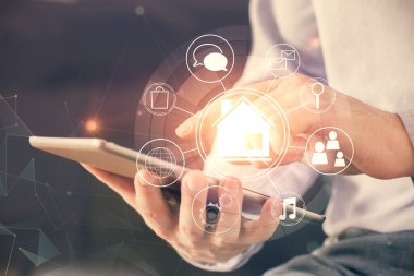 Dijital bir cihaz ve şehir çizimi kullanarak insanın ellerini tutarken çift pozlama.