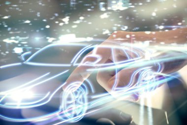 Dijital bir cihaz ve otomobil temalı hologram çizimi kullanarak insanın elini tutarken çift pozlama. Teknoloji konsepti.
