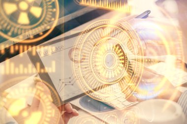 Dijital bir cihaz ve teknoloji temalı hologram çizimi kullanarak insanın elini tutarken çift pozlama. Teknoloji konsepti.