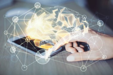 Beyin çizimine çift pozlama ve cep telefonu kullanan kadın hologramı..