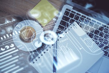 Teknoloji hologramı masaüstü arka planında bilgisayarın üzerine çiziyor. Üst Manzara. Çifte maruziyet. Teknoloji kavramı.