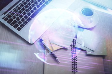 Teknoloji hologramı masaüstü arka planında bilgisayarın üzerine çiziyor. Üst Manzara. Çifte maruziyet. Teknoloji kavramı.